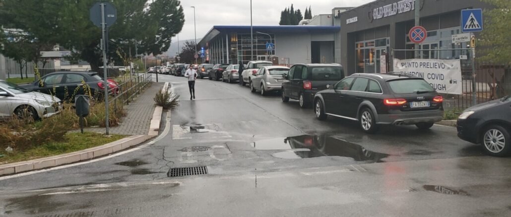 Caos a Terni per i tamponi drive through, vari i disagi per cittadini e automobilisti