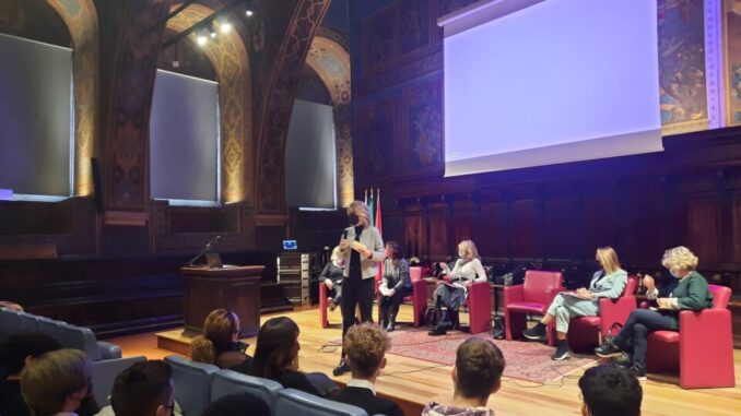 Che genere di maschio sei? L'incontro con Tiziana Ferrario avvenuto nel pomeriggio di oggi alla Sala dei Notari Che genere di maschio sei? L'incontro con Tiziana Ferrario avvenuto nel pomeriggio di oggi alla Sala dei Notari