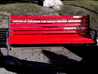 Perugia, inaugurata la panchina rossa multisensoriale ai Giardini Carducci