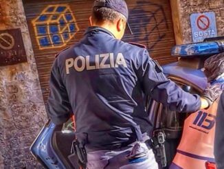 Bestemmie e pungi e calci alla porta, ma era casa sua, ubriaco fradicio