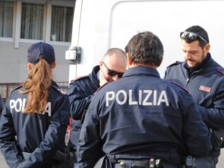 Tenta di staccare placca antitaccheggio negozio abbigliamento arrestato