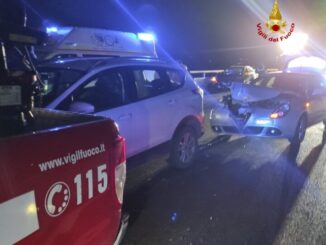 Doppio incidente nella notte, due auto si scontrano e altre due tamponano Vigili del fuoco
