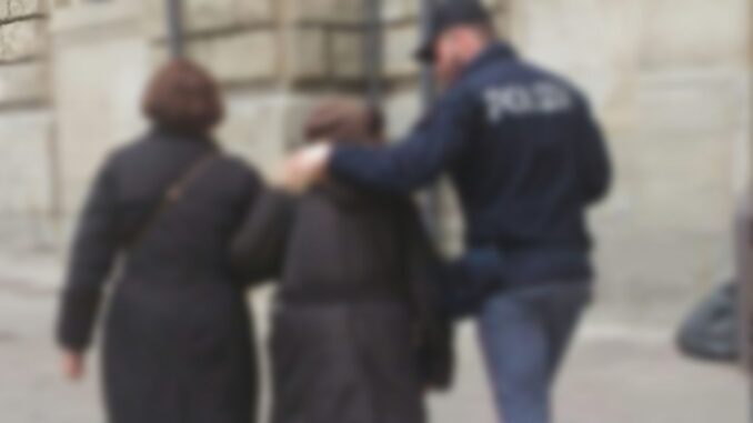 Malata, teme di essere abbandonata, 60enne chiama la Polizia