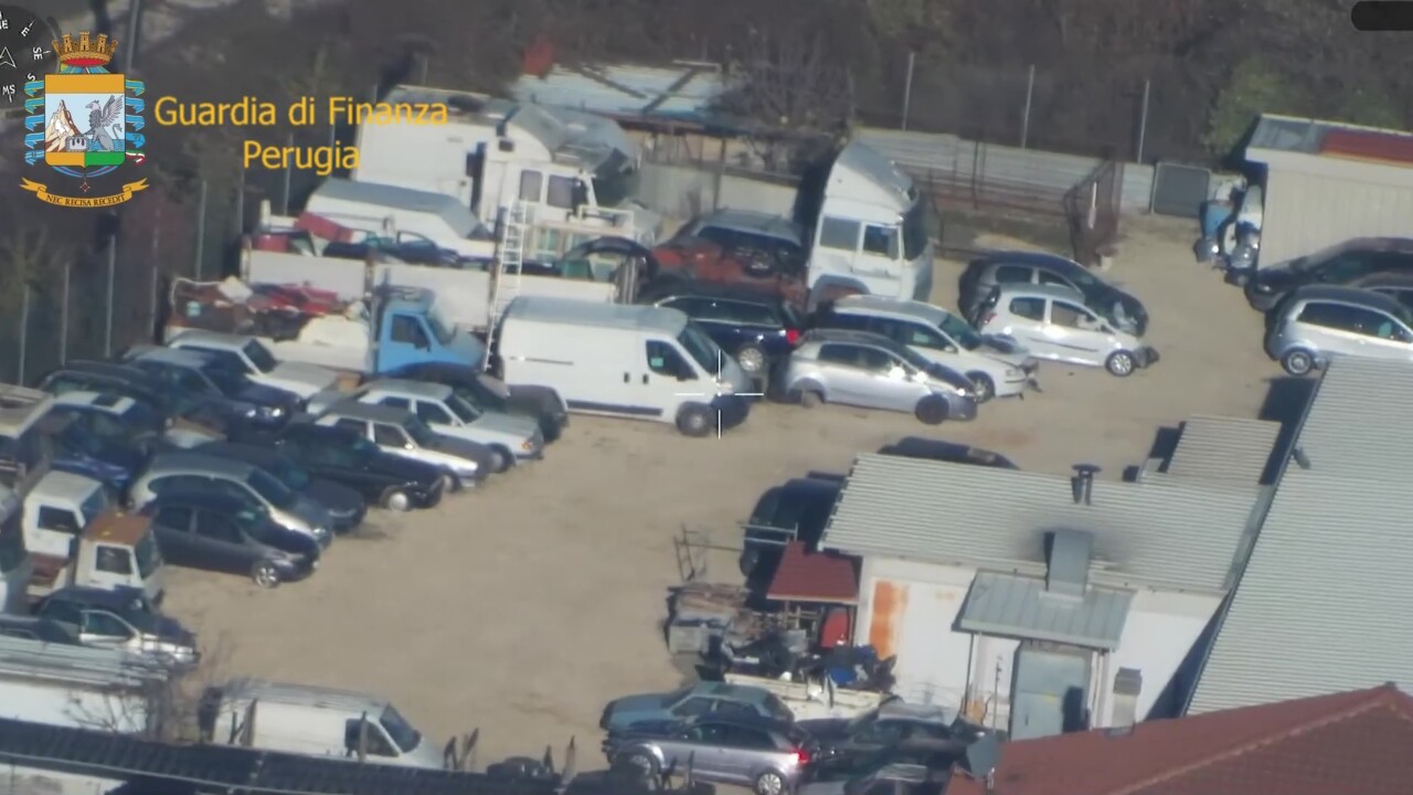 Sequestrata discarica abusiva, 100 carcasse di auto, moto e altri rifiuti