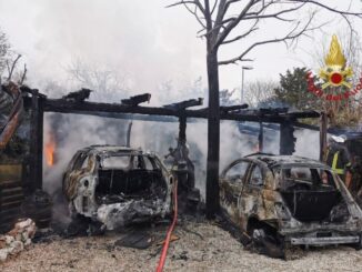 Incendio divora due auto e annesso agricolo a Voltole di Gualdo Tadino