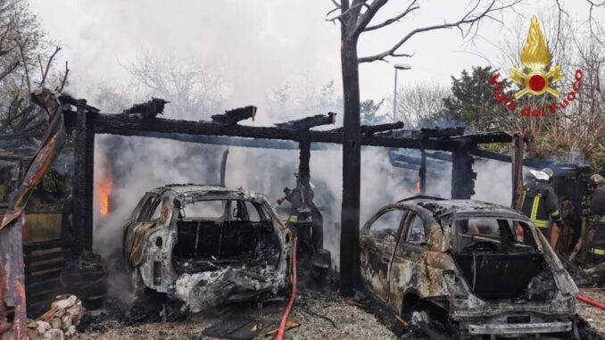 Incendio divora due auto e annesso agricolo a Voltole di Gualdo Tadino