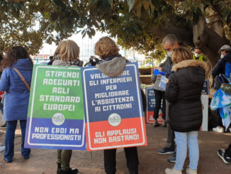 Infermieri in piazza a Cagliari turni massacranti e paghe non dignitose