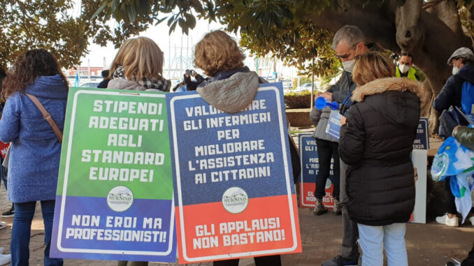 Infermieri in piazza a Cagliari turni massacranti e paghe non dignitose