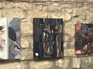 La solidarietà batte le discriminazioni: prolungata la mostra di Alban Cela alla galleria A+A