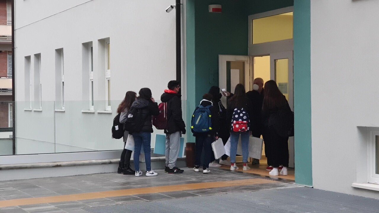 Covid: per le scuole, doppio livello misure in base a epidemiologia