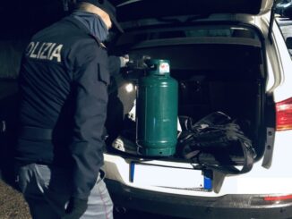 Senza permesso di soggiorno va in giro con una bombola di gas, espulso