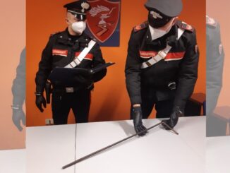 Entra in un negozio di ottica a Perugia e minaccia la titolare con una spranga