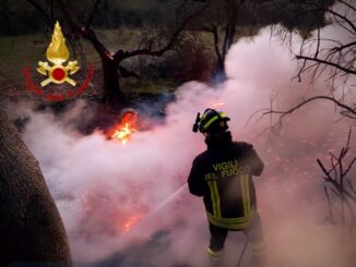 Incendio legnaia al cimitero di Narni, e auto va a fuoco in un garage