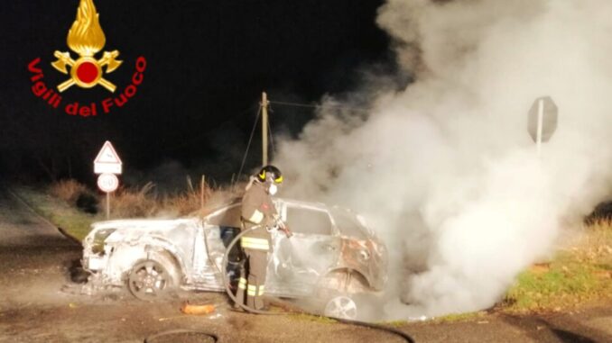 Auto si incendia nella notte, paura per occupanti ma era vuota