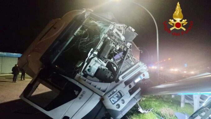 Camion finisce fuori strada, incidente a Deruta, un ferito