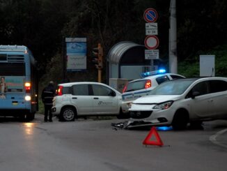 Perugia, auto si scontra con un autobus di Busitalia, nessun ferito