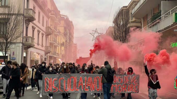 Di scuola e lavoro non di deve morire, centinaia di studenti in piazza