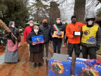 Motobefana, in 90, uomini e donne, sfidano il freddo e il vento