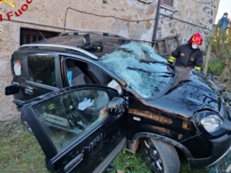 Contusioni e molto spavento, Fiat Panda si ribalta e finisce in un orto