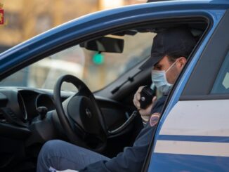 Stuprata dal branco a 18 anni, caccia ai due in fuga