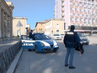 Insultato e minacciano di morte un poliziotto, si sono beccati due denunce