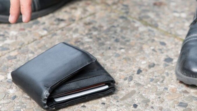 Commerciante trova portafoglio per terra con 300 euro e lo riconsegna