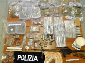 Oltre 20 chili di droga e armi trovati in un box, arrestato studente