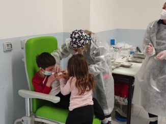 Covid, vaccini bimbi, la sorellina fa coraggio al fratellino spaventato