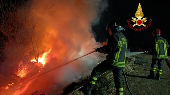 Incendio nella notte a Ponte della Pietra, a fuoco materiale di scarto