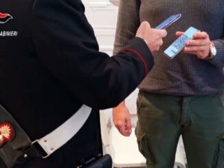 Non ha il biglietto dell'autobus e prende a pugni il controllore