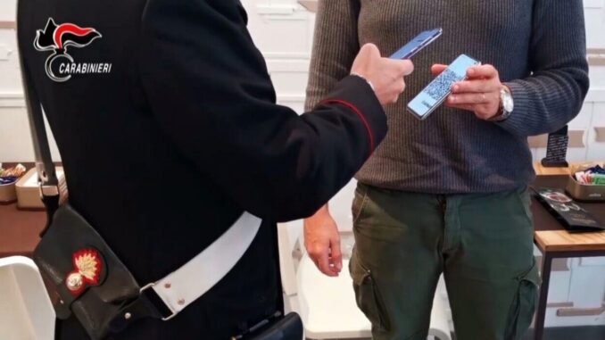 Non ha il biglietto dell'autobus e prende a pugni il controllore