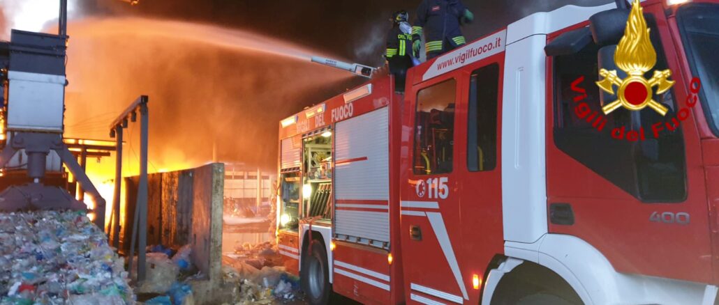 Incendio di Rifiuti Ingombranti a Maratta: Intervento in Corso