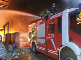 Incendio di Rifiuti Ingombranti a Maratta: Intervento in Corso
