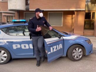 Litiga coi vicini, ma in casa aveva armi, la Polizia di Stato gliele ritira