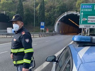 Polizia stradale in campo 4 pattuglie controlli cinture di sicurezza
