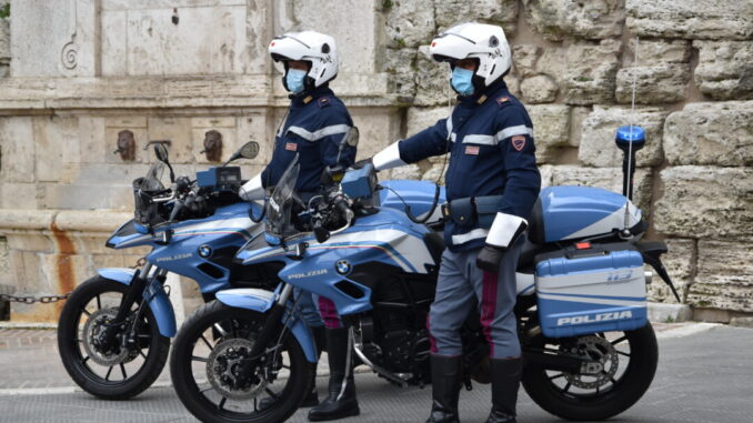 Positivo al covid-19 viola isolamento denunciato dalla Polizia