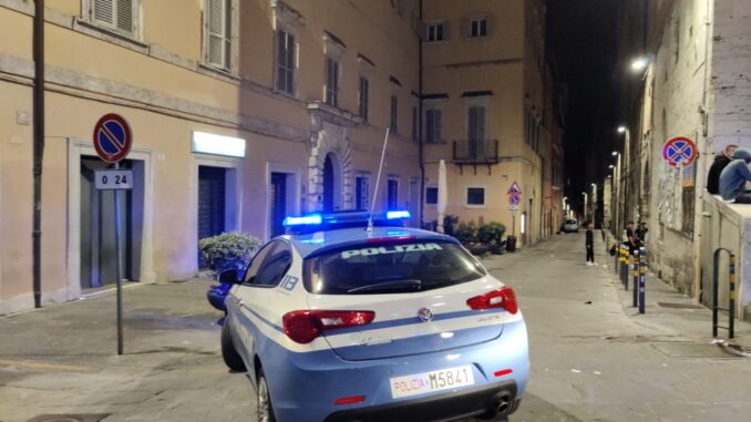 Musica ad alto volume fino a tardi, interviene la Polizia di Stato. L’uomo, che ha chiamato il 112, era in evidente stato di ebbrezza