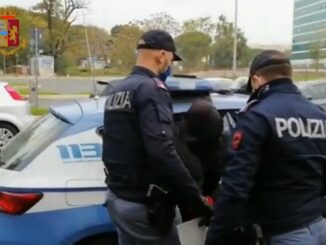 Calci e pugni alla commessa che gli chiedeva lo scontrino di pagamento