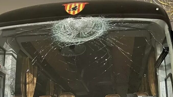 Grossa pietra contro il pullman del Benevento calcio, tanta pura sulla E45
