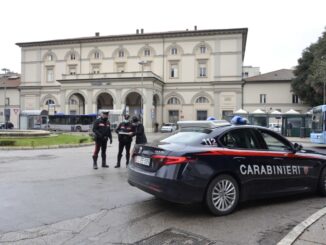 Chiede passaggio, ruba cellulare ed estorce denaro, arrestata a Fontivegge
