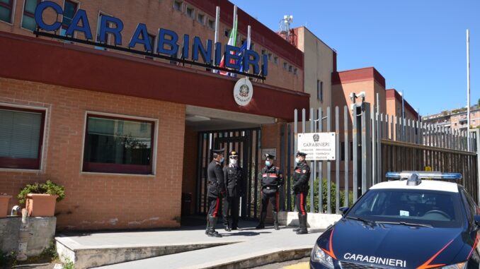 Rubano un paio di occhiali da un'auto, ma vengono fermati dai carabinieri