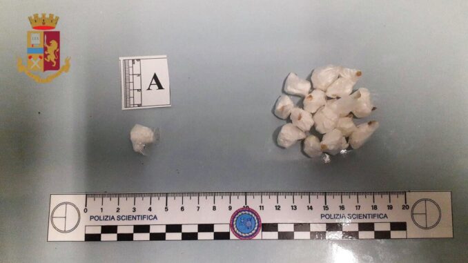 Nasconde droga nel sottoscocca di autocarro, sequestrati 16 involucri di cocaina
