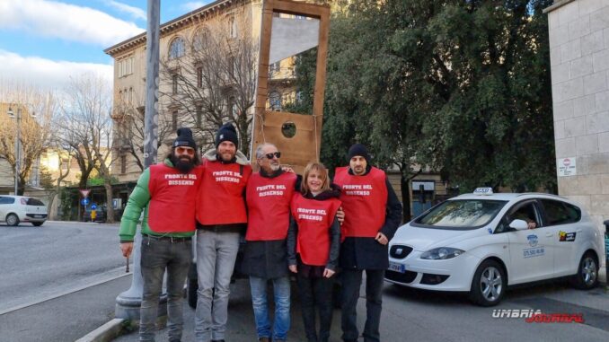 Fronte del Dissenso, a Perugia protesta con la ghigliottina