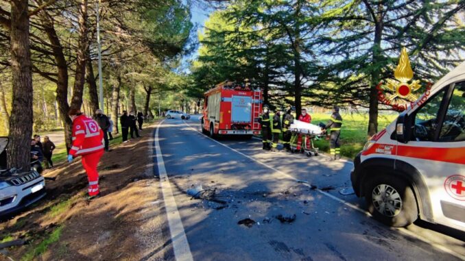 Scontro frontale, incidente stradale tra 2 auto al percorso verde, un ferito
