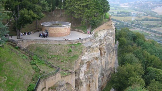  La meraviglia dei pozzi di San Patrizio e della Cava, uniti tra loro dalle vicende che legarono la città di Orvieto