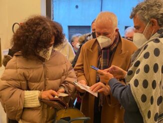 Il popolare attore Enrico Lo Verso controlla il green pass degli spettatori
