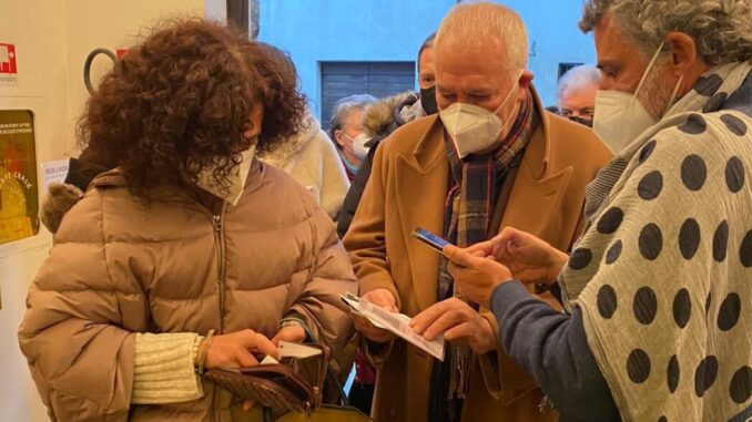 Il popolare attore Enrico Lo Verso controlla il green pass degli spettatori