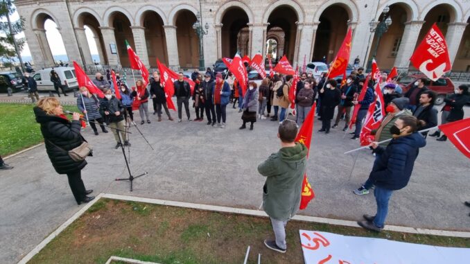 Basta precarietà, sindacati e studenti insieme, manifestazione a Perugia