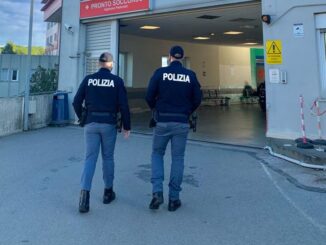 Ubriaco dà in escandescenza al pronto soccorso, la Polizia lo riporta alla calma