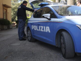 Nonnina litiga con nipote che usa asciugacapelli per scaldare camera